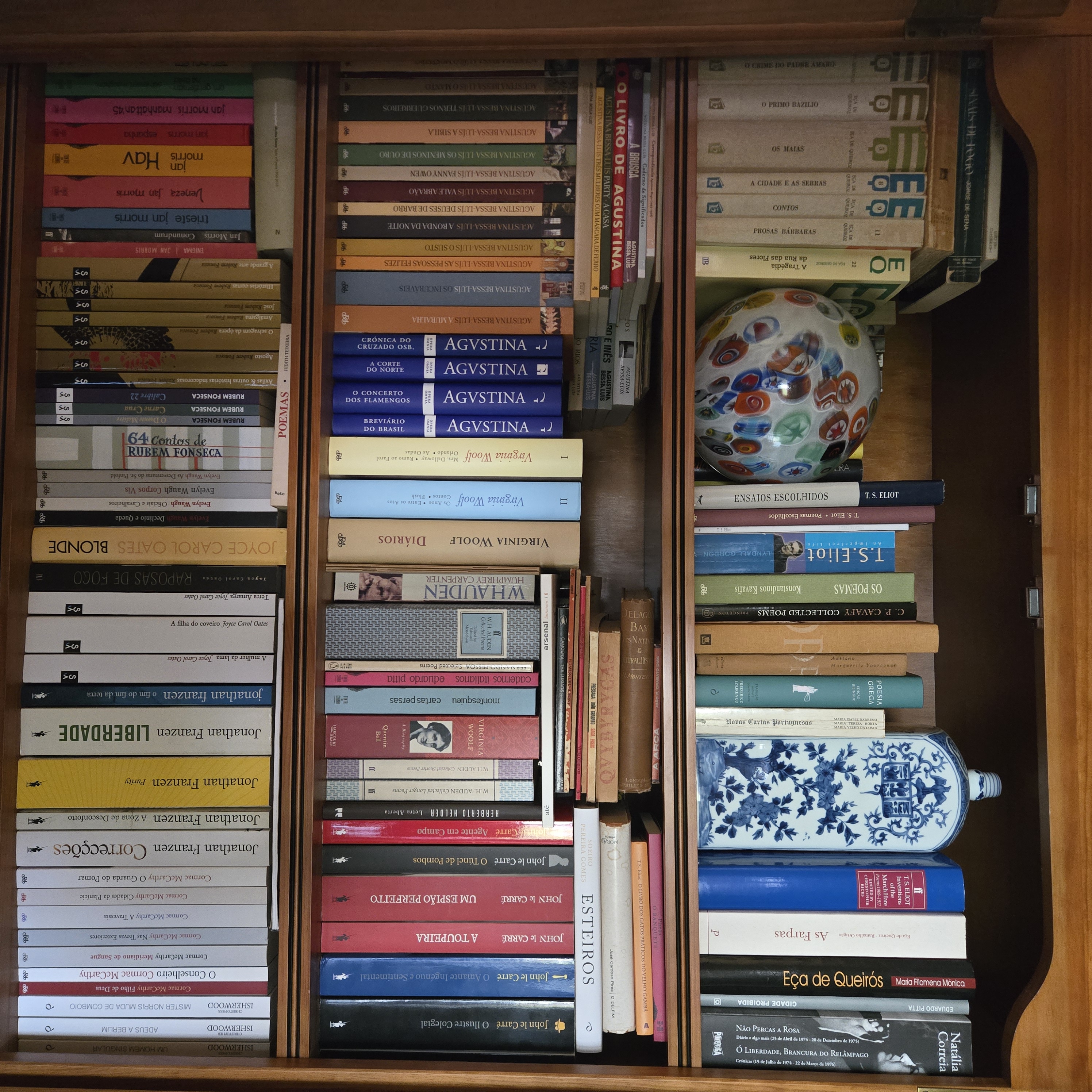 Recanto da biblioteca de Eduardo Pitta, com a urna que contém as suas cinzas entre os livros